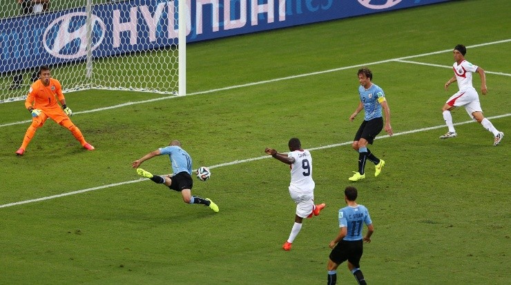 Gol de Joel Campbell ante Uruguay en Brasil 2014 (Getty)