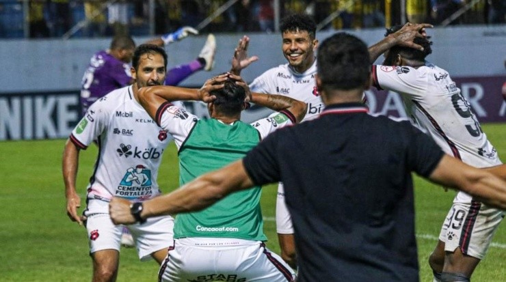 Celso Borges “se jaló” un gol de antología esta noche para cerrar el marcador