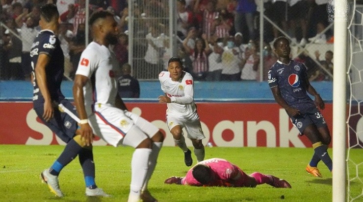 Carlos Sánchez anotó el único gol del Olimpia y a la final (Olimpia)