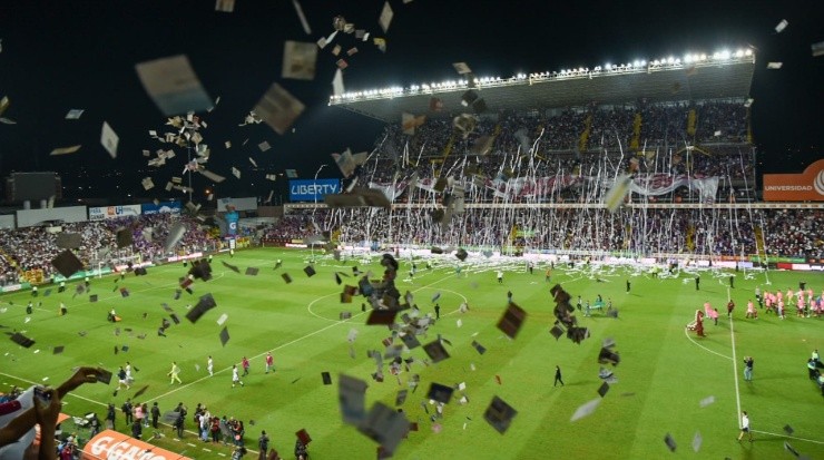 Llovieron sanciones al Saprissa por lanzamiento de objetos (Saprissa)