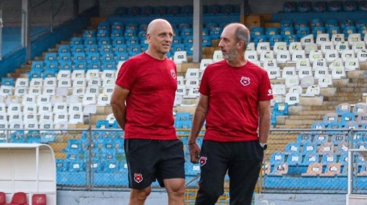 Fabián Coito y su asiStente técnico, Gonzalo Cigliuti (LDA)