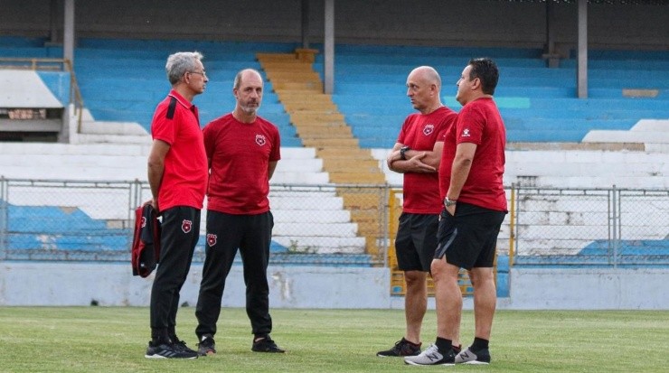 Los malos resultados dejan fuera al cuerpo técnico de Alajuelense (LDA)