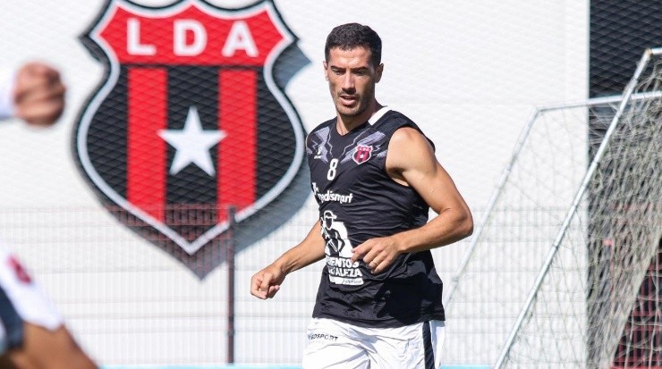 Dardo Miloc en su primera práctica con Alajuelense (LDA)