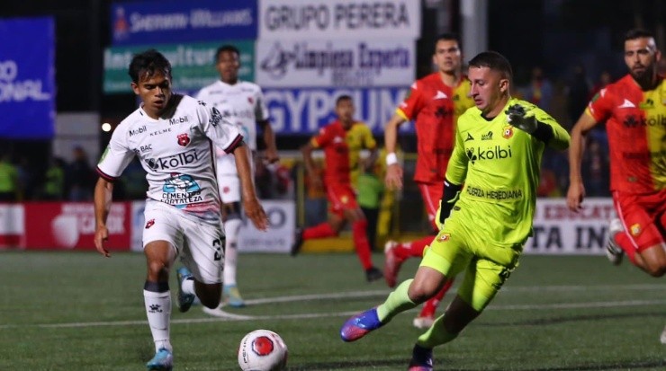 Aarón Suárez (LDA) lo intentó contra el arquero Bryan Segura (CSH) (Unafut)