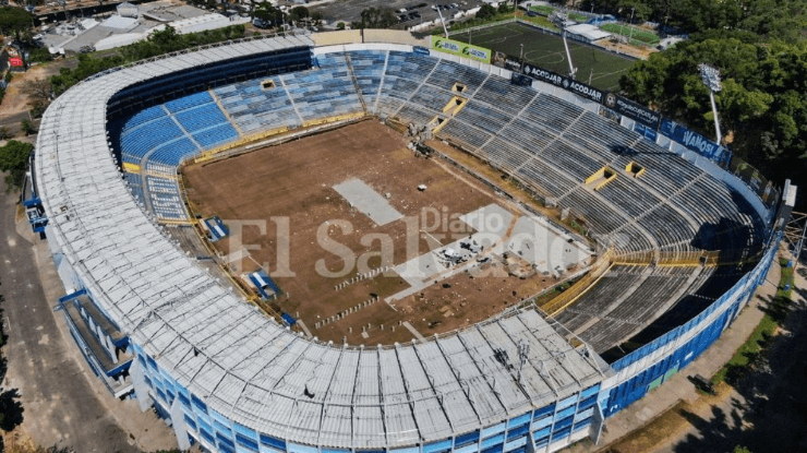 La grama del Estadio Cuscatlán luce en pésimo estado tras un trajín de conciertos (Foto: David Martínez / Diario El Salvador).