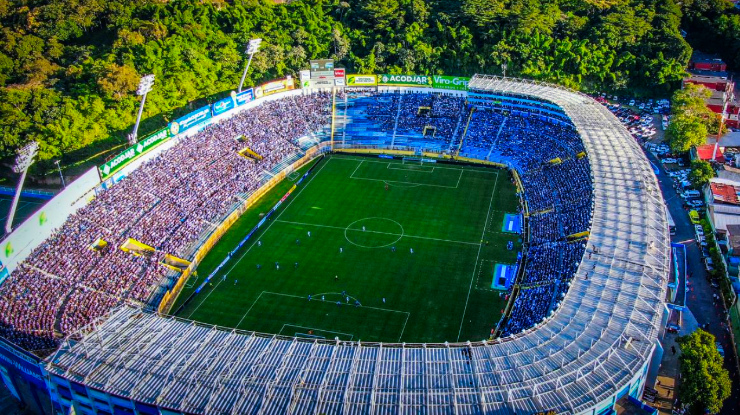 El emblemático Estadio Cuscatlán de San Salvador, inaugurado en 1976, posee una capacidad para más de 50 mil espectadores, atributo que lo vuelve el más grande de Centroamérica. (Foto: Wikipedia)