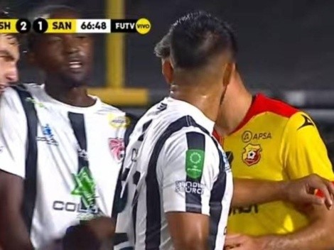 ¡Acción antideportiva! Fernán Faerron agredió a un rival a lo "Suárez" [VIDEO]