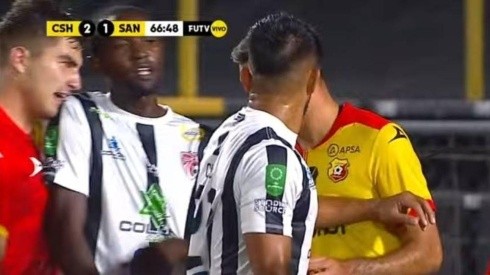 ¡Acción antideportiva! Fernán Faerron metió un mordisco a lo "Suárez" ante un rival [VIDEO]