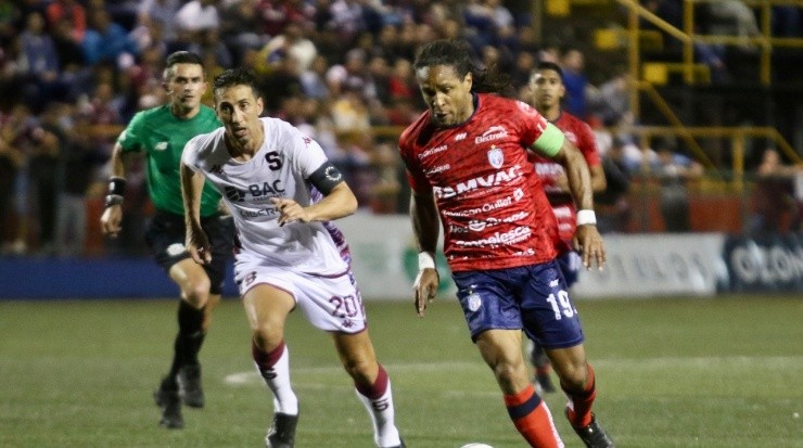 Jonathan McDonald fue un solor de cabeza para los morados (ADSC)
