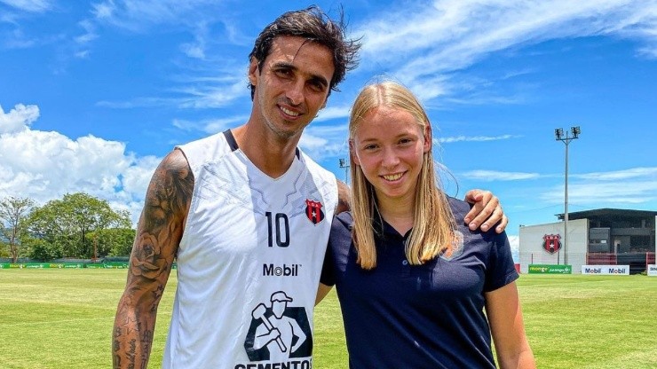 Bryan Ruiz se tomó una fotografía con Ella Peddemors, jugadora de Países Bajos y del Twente (LDA)