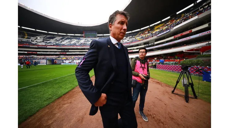 MEXICO CITY, MEXICO – MARCH 07: Robert Siboldi, head coach of Cruz Azul looks on during the 9th round match between Cruz Azul and Tijuana as part of the Torneo Clausura 2020 Liga MX at Azteca Stadium on March 07, 2020 in Mexico City, Mexico. (Photo by Hector Vivas/Getty Images)
