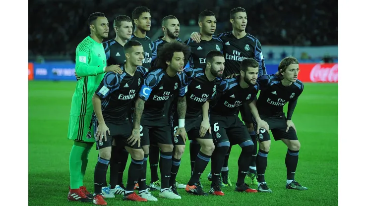YOKOHAMA, JAPAN – DECEMBER 15:  Players of Real Madrid pose for a team photo before the FIFA Club World Cup Japan semi-final match between Club America v Real Madrid at International Stadium Yokohama on December 15, 2016 in Yokohama, Japan.  (Photo by Matt Roberts/Getty Images,)
