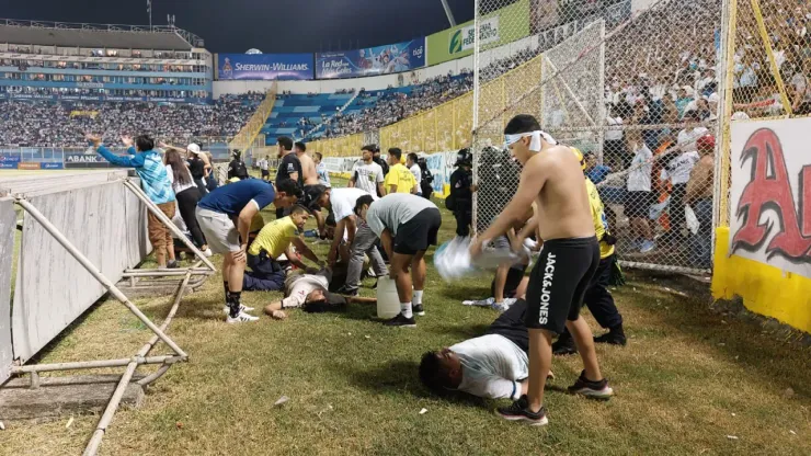 ¡Tragedia en El Salvador! Estampida provoca muertes en el estadio Cuscatlán

