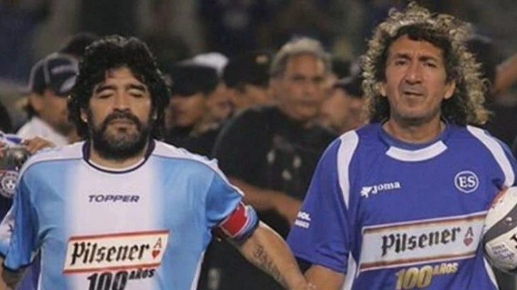Diego Maradona y “El Mágico” González se enfrentaron en el estadio Cuscatlán