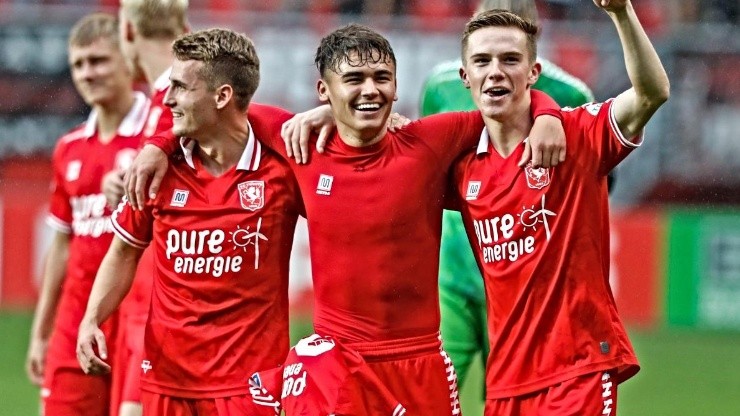 Manfred Ugalde vio minutos en la victoria del Twente