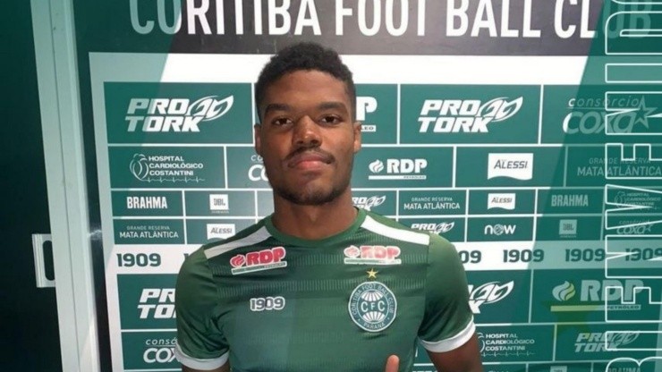 Kevin Berkeley es presentado por Coritiba FC.