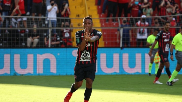 Gabriel Torres marca el gol del triunfo de Alajuelense.