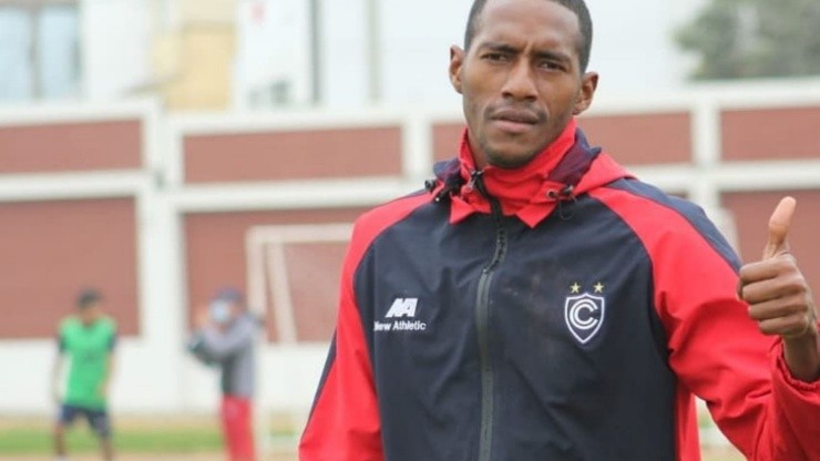 Abdiel Ayarza en el equipo de extranjeros de la Liga 1.