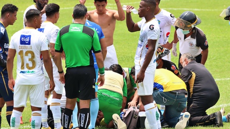 Jugador de Santa Lucía Cotzumalguapa se desploma en la cancha