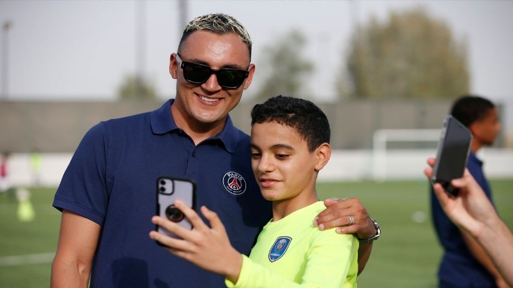 Keylor Navas causa sensación en jóvenes de la academia del PSG en Qatar.