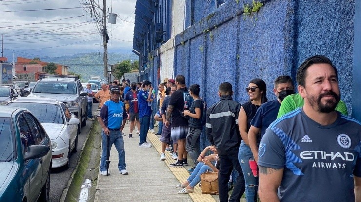 Enormes filas se produjeron en las afueras del estadio del Cartaginés (Foto: Peña Ballet Azul)