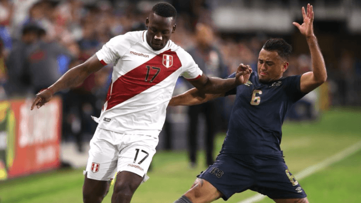 La Selección de El Salvador se derrumbó y Perú aprovechó para golearla 4-1.