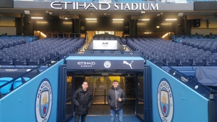 Manfred Ugalde en su visita a las instalaciones del Man City de Inglaterra (Manfred Ugalde, Instagram)