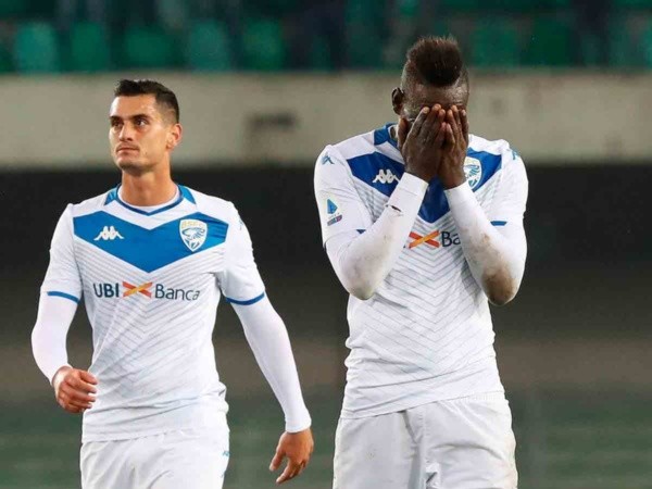 A pesar del penoso incidente de discriminación, Balotelli anotó un golazode fuera del área en el choque contra el Hellas.