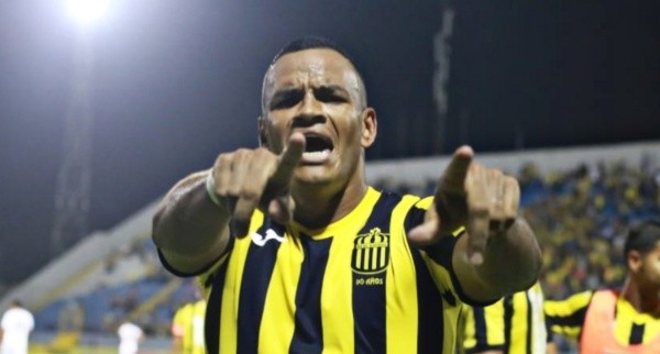 El goleador de la noche: Rony Martínez hizo doblete y le dio el triunfo a los “catedráticos” como locales.