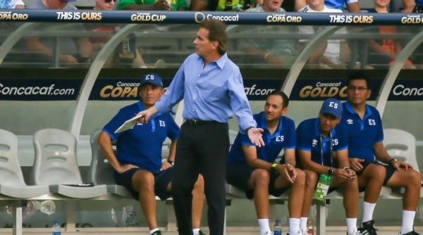 HOUSTON, TX - JUNE 21: El Salvador head coach Carlos de los Cobos questions a call by the side judge during the CONCACAF Gold Cup Group C match between Jamaica and El Salvador on June 21, 2019 at BBVA Stadium in Houston, Texas. (Photo by Leslie Plaza Johnson/Icon Sportswire)-Not Released (NR) HOUSTON, TX - JUNE 21: El Salvador head coach Carlos de los Cobos questions a call by the side judge during the CONCACAF Gold Cup Group C match between Jamaica and El Salvador on June 21, 2019 at BBVA Stadium in Houston, Texas. (Photo by Leslie Plaza Johnson/Icon Sportswire)-Not Released (NR)