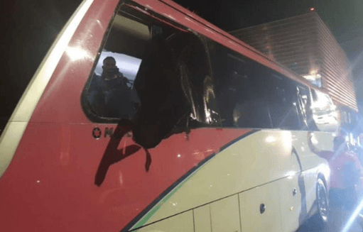 Así quedó el autobús del Olimpia después de los violentos disturbios. Foto – diario diez