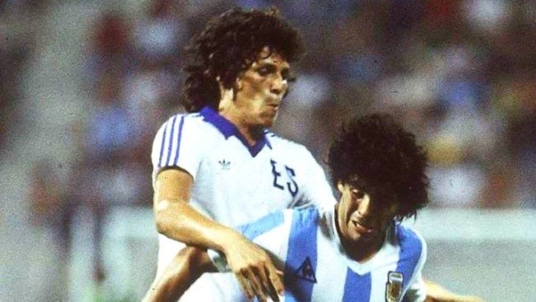 &quot;Chelona&quot; Rodríguez marcando a Maradona en 1982.