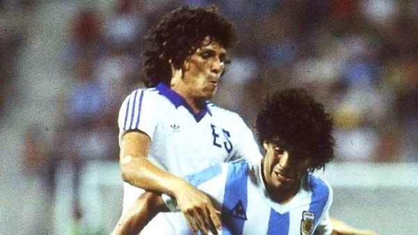 “Chelona” Rodríguez marcando a Maradona en 1982.
