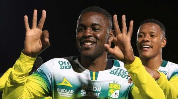 Joel Campbell con el León Joel Campbell con el León