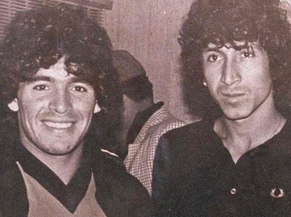 Diego Armando Maradona con Jorge el &#039;Mágico&#039; González.