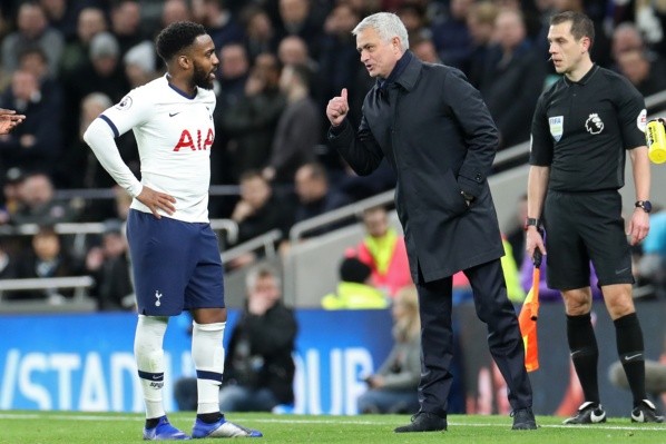 Danny Rose recibe indicaciones de Mourinho en un partido frente al Liverpool. (Fuente: Getty)