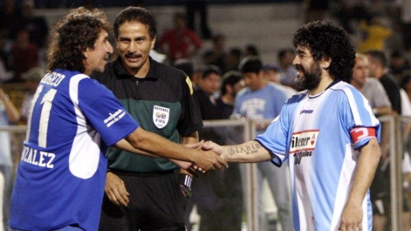 El “Mágico” González junto a Diego Maradona. Los regates sobran ahí.