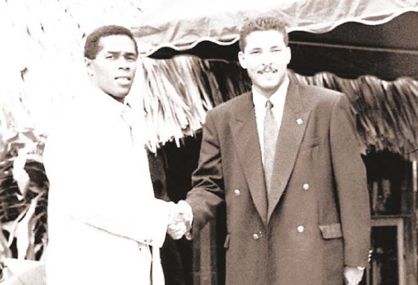 Mendieta, luego de jugar su quinta eliminatoria, junto a Rommel Fernández Gutiérrez. (Fuente: FEPAFUT)