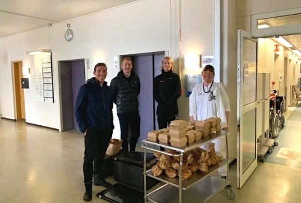 Pablo (primero de izq. a der.) junto a sus compañeros del KR en donación de 48 refrigerios para el Hospital Nacional. Foto: EDH/Cortesía de Punyed