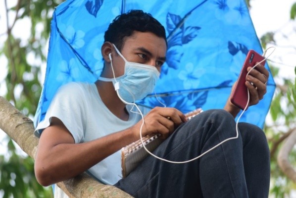 Alexander, el estudiante salvadoreño que se viralizó por estudiar desde un arbol para conseguir señal de internet.