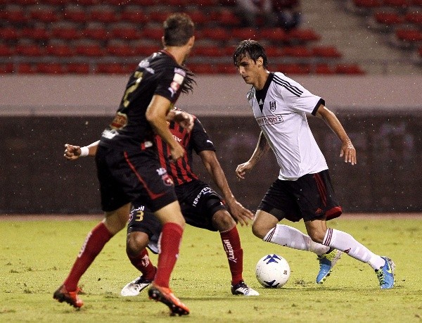 Cuando Bryan jugó un amistoso contra el Alajuelense, cuando jugaba en el Fulham.