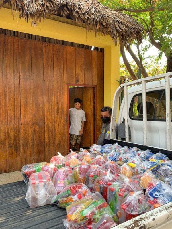 Yonathan recibe las donaciones que entregará a su vecindario.