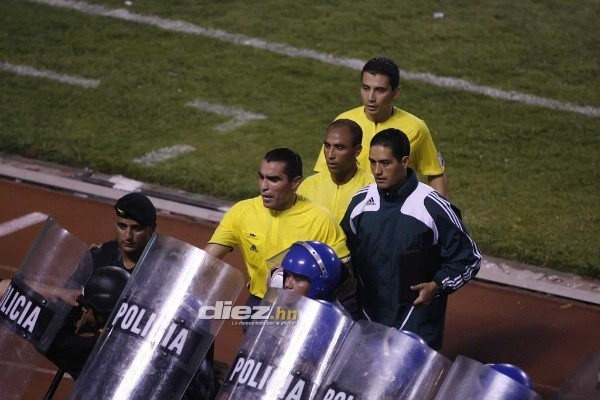 Así tuvo que salir Chiquimarco del estadio de Honduras.