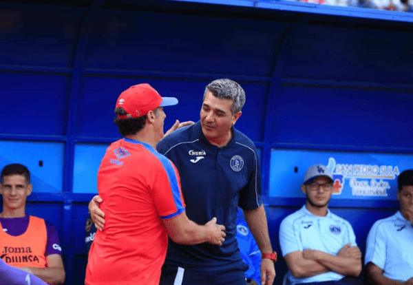 Los directores técnicos en uno de los tantos cruces entre Motagua y Olimpia.