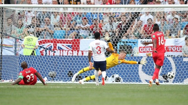 Felipe Baloy convierte el primer gol de Panamá en mundiales (Foto: Ian MacNicol)