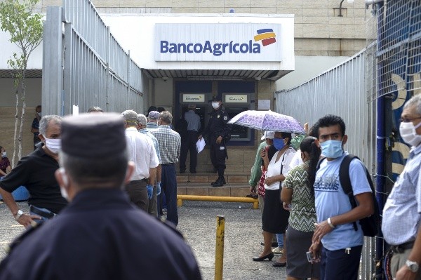 La gente hace cola para ingresar a los bancos del país.