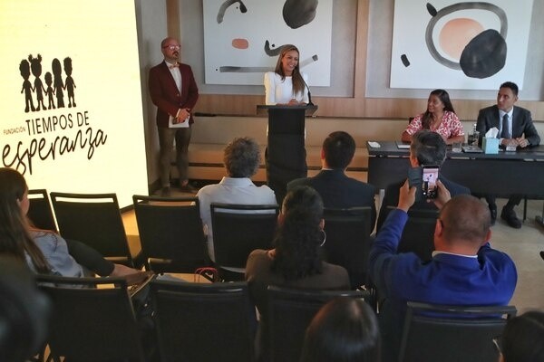 La esposa de Keylor da una charla en la presentación de la fundación.