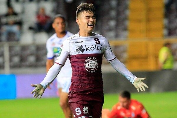 Manfred festeja uno de sus tantos goles con la camiseta del Saprissa.