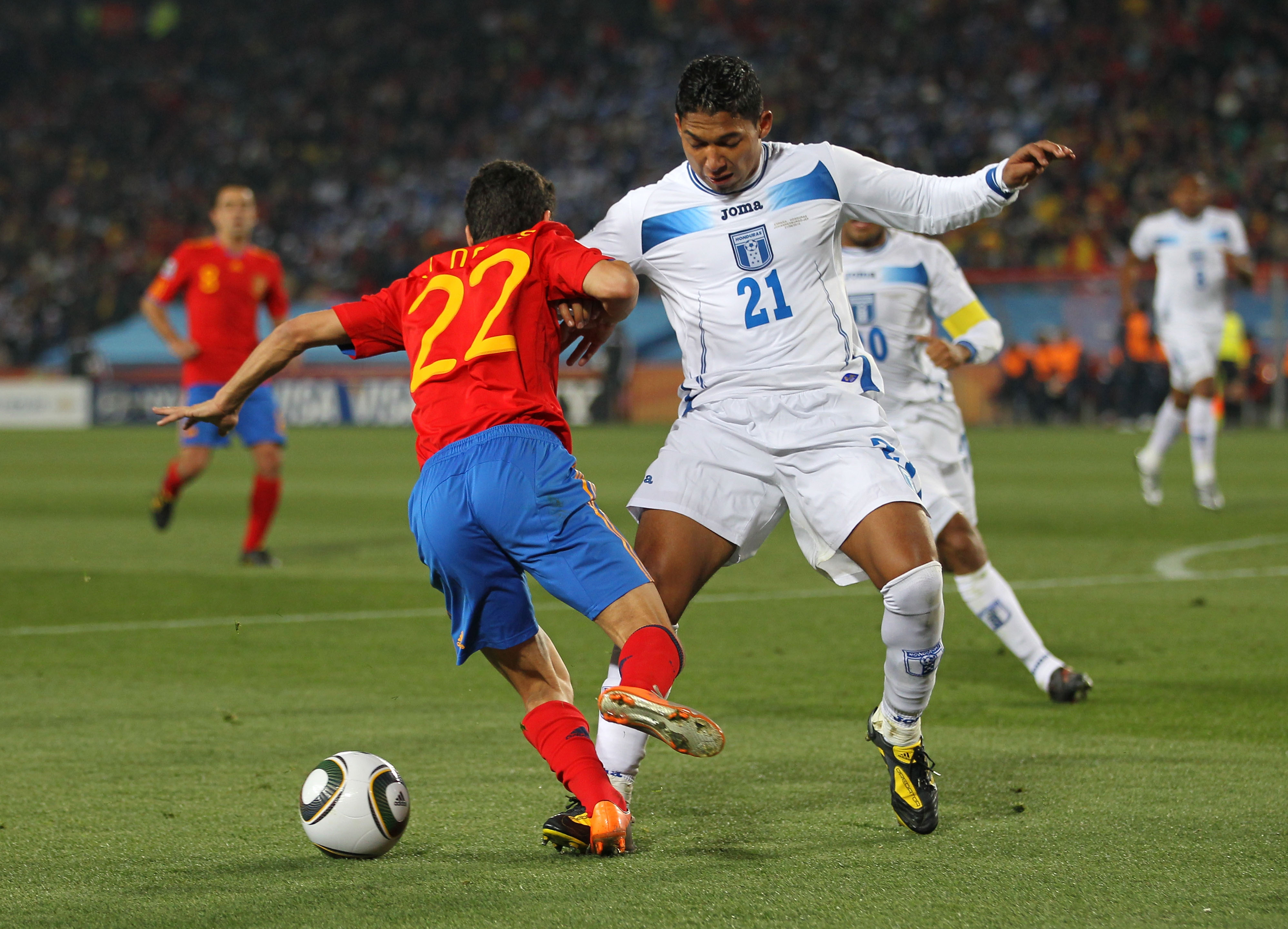 Izaguirre defendiendo los colores de Honduras en Sudáfrica 2010 frente a España.