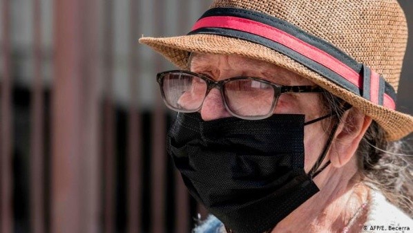 Señora costarricense respetando la norma que pide usar barbijo.